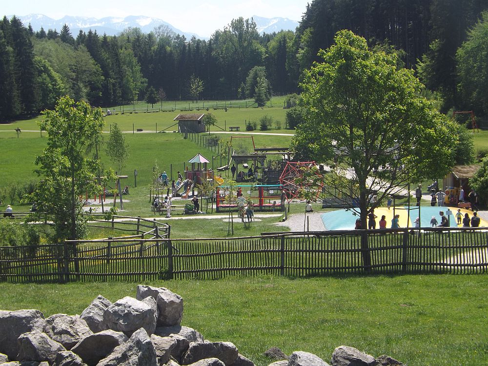 Ausschnitt des Bergtierparks: Spielplatz, davor Streichelzoo, Norikergehege, im Hintergrund Rothirschgehege und Damwild/Mufflon-Anlage mit Greifvogelschau