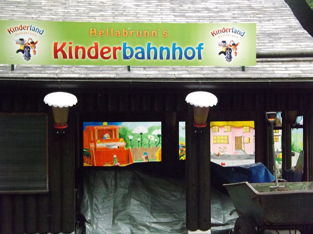 "Kinderbahnhof" -Teil des neuen Kinderlandes (Tierpark Hellabrunn)