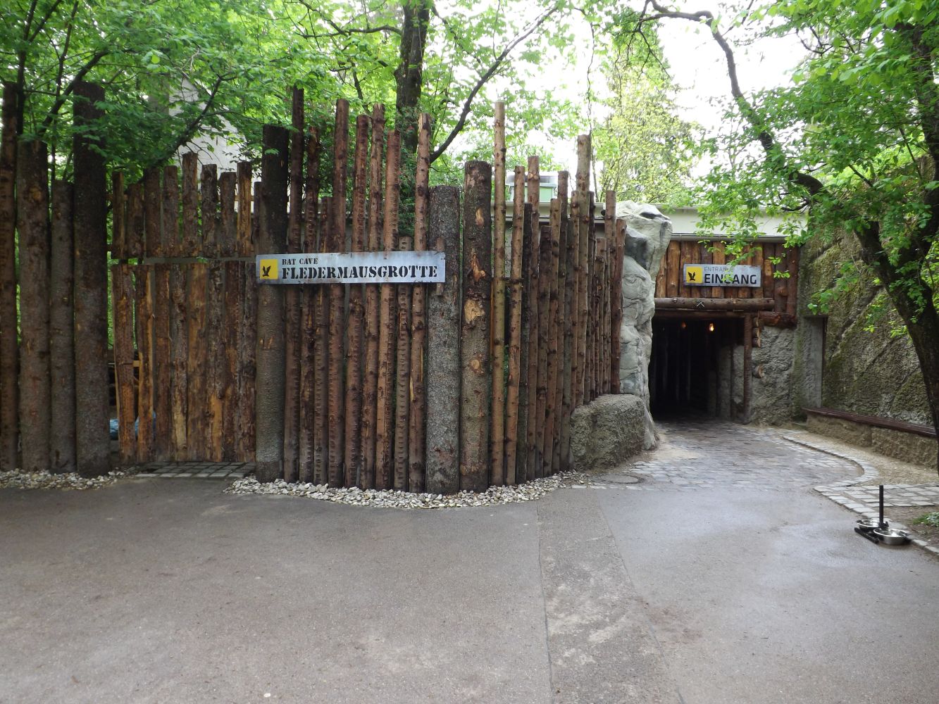 Fledermausgrotte, Eingang (Tierpark Hellabrunn)
