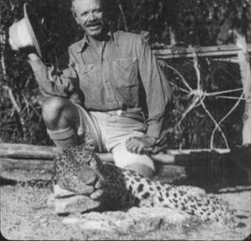 Jim Corbett mit dem erlegten „Leopard von Rudraprayag“, 1925