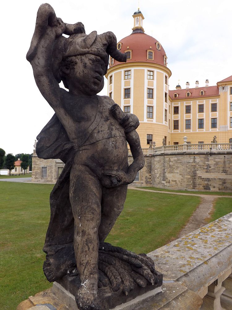 Eine der vielen Statuen von Schloss Moritzburg