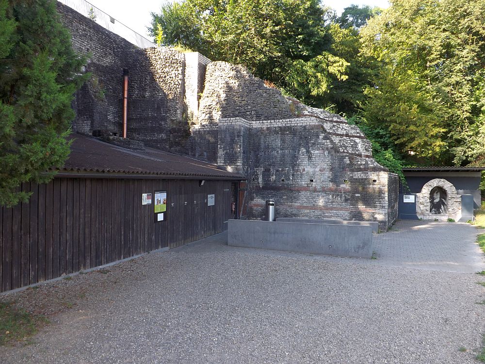 Tempelstützmauer und Backstube (Augusta Raurica)