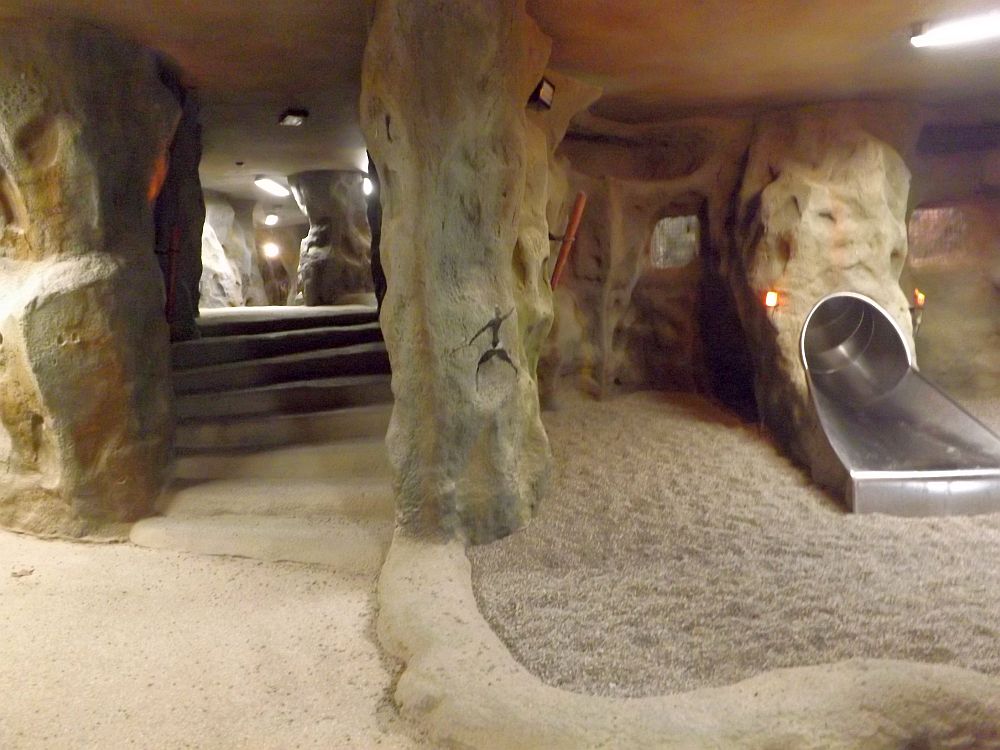 Büffelanlage - Höhle (Zoo Antwerpen)